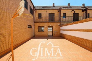 Casa adosada en venta en Tomelloso