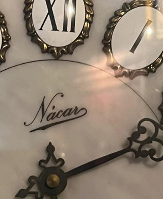 Reloj de pared antiguo decorado