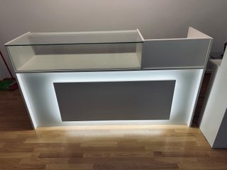 Mostrador blanco con iluminación LED y expositor