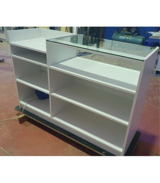 Mostrador blanco con iluminación LED y expositor
