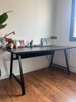 Mesa de escritorio IKEA negra de metal y madera