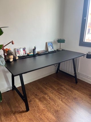 Mesa de escritorio IKEA negra de metal y madera