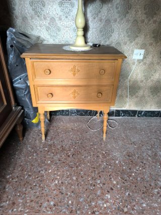 Mesita de noche de madera