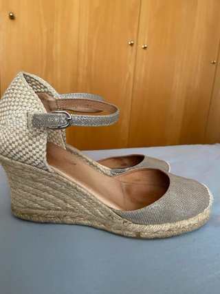 Espadrilles cuña doradas talla 38. Forro int piel