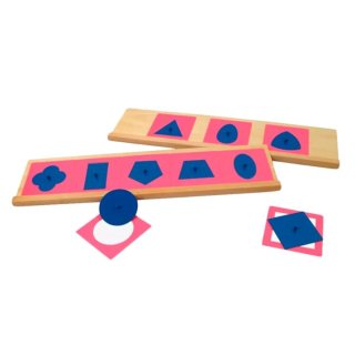 Resaques metálicos y stands de madera Montessori