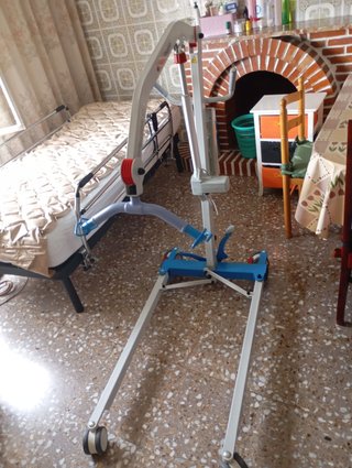 Cama articulada con colchón antiescaras y grúa