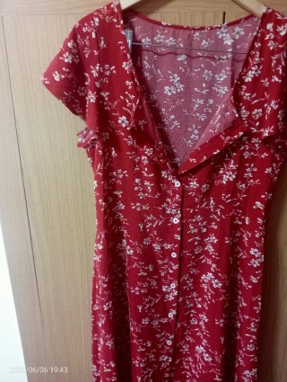 Vestido de verano rojo floral