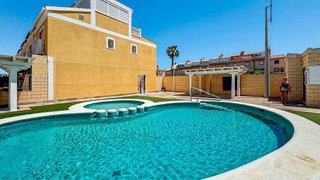 Casa adosada en venta en Nueva Torrevieja - Aguas Nuevas en Torrevieja