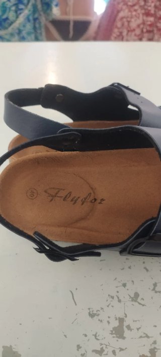 Sandalias de verano negras y marrones