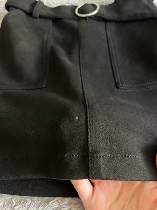 Mini falda negra con cinturón y bolsillos talla S