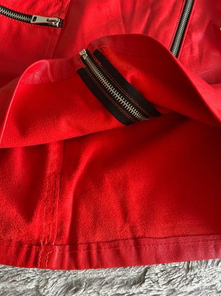 Mini falda roja con cremallera y bolsillo talla S