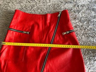Mini falda roja con cremallera y bolsillo talla S