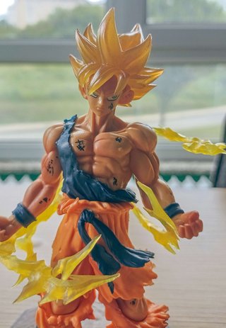 Goku Super Saiyan - Battle Damage (16cm) + Efectos