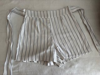 Pantalón corto rayas ejecutivo