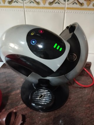 Cafetera dolce gusto y portacápsulas