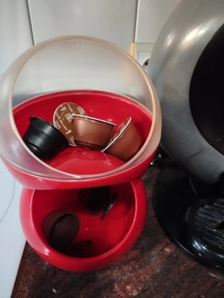 Cafetera dolce gusto y portacápsulas