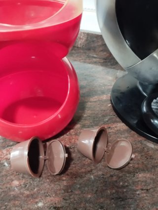 Cafetera dolce gusto y portacápsulas