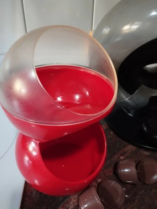 Cafetera dolce gusto y portacápsulas