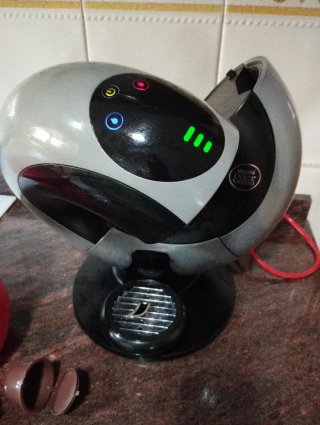 Cafetera dolce gusto y portacápsulas