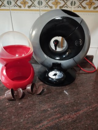 Cafetera dolce gusto y portacápsulas