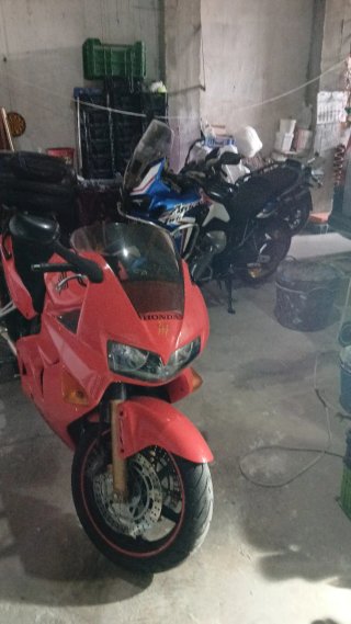 Honda VFR 800 Sportbike Roja