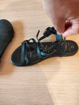 Sandalias negras de tiras