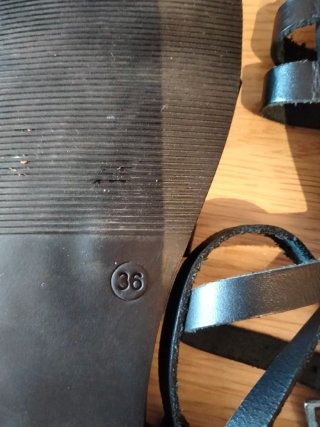 Sandalias negras de tiras