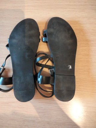 Sandalias negras de tiras