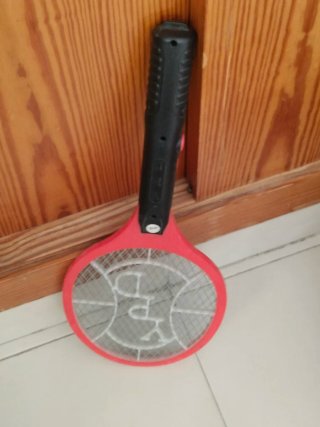Raqueta eléctrica mata mosquitos