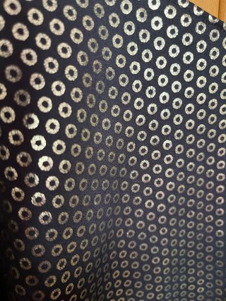 Camiseta negra con estampado dorado