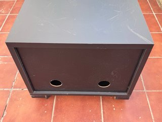 Mesa auxiliar negra con ruedas