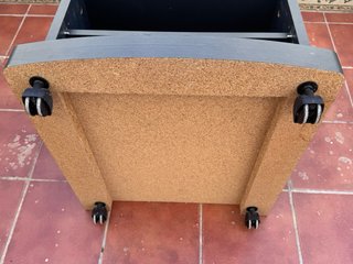 Mesa auxiliar negra con ruedas