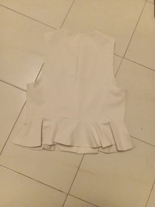 Chaleco beige con botones y volantes