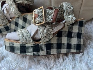 Sandalias Bimba y Lola Cuña Cuadros Doradas
