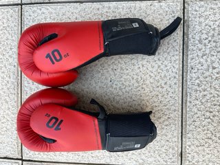 Saco de boxeo Outshock y guantes