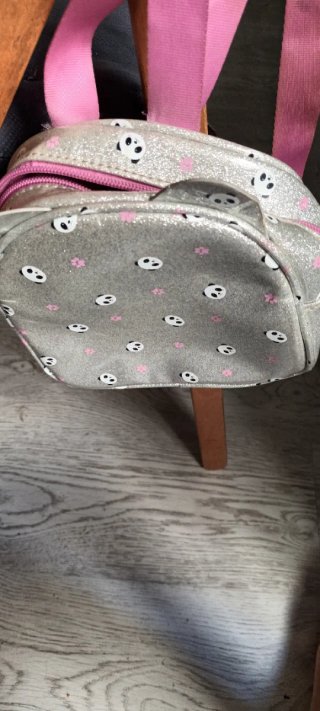 Mochila infantil plateada con pandas