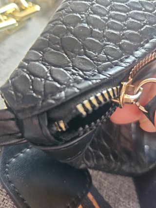 Riñonera negra con cadena dorada