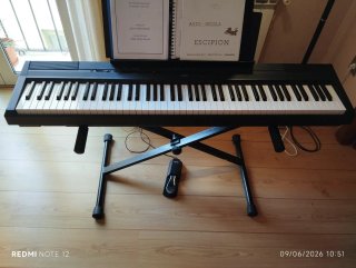 Piano Yamaha con soporte y pedal