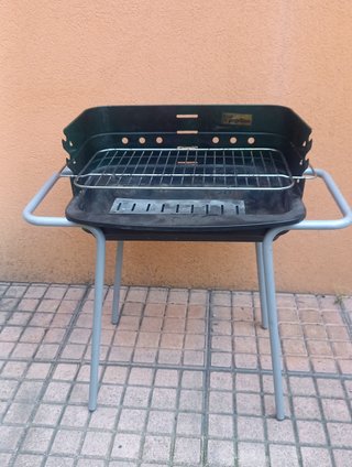 Barbecue portatile con gambe pieghevoli