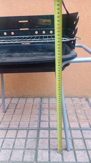 Barbecue portatile con gambe pieghevoli