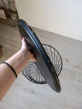 Mesa auxiliar negra con almacenaje Kvistbro