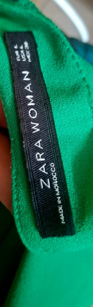Blusa Zara verde volantes T. L/XL.