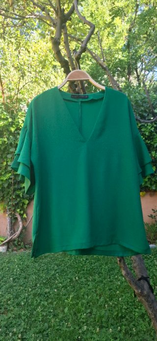 Blusa Zara verde volantes T. L/XL.