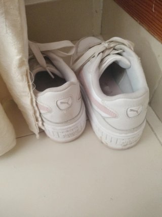 Zapatos Puma blancos y rosas