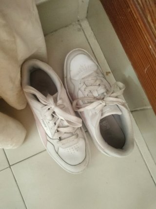 Zapatos Puma blancos y rosas