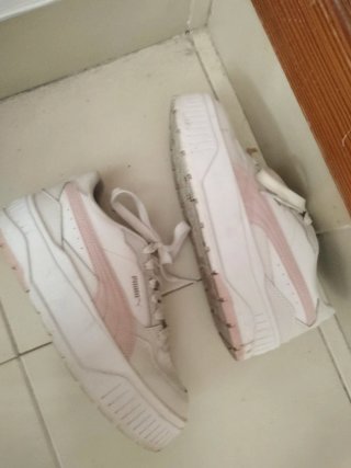 Zapatos Puma blancos y rosas