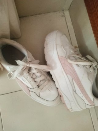 Zapatos Puma blancos y rosas
