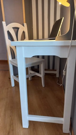 Escritorio y silla de madera