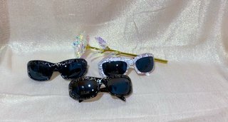Gafas de sol negras, blancas.