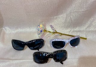 Gafas de sol negras, blancas.